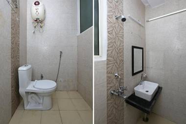 OYO 13672 Hotel Dhruv