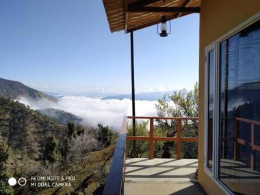 IN APPLE ESTATE KANATAL - Himalayan View Resort with courteous Staff