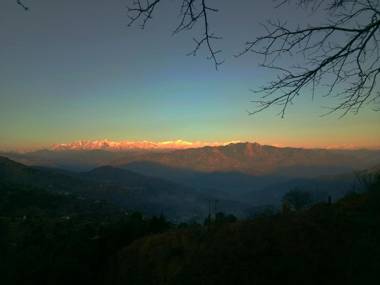 IN APPLE ESTATE KANATAL - Himalayan View Resort with courteous Staff