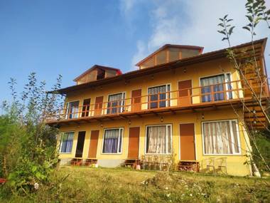 IN APPLE ESTATE KANATAL - Himalayan View Resort with courteous Staff