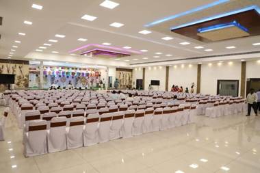 OYO 91745 Dgb Convention Lodge