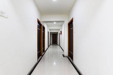 OYO 45011 Sumukh Hotel