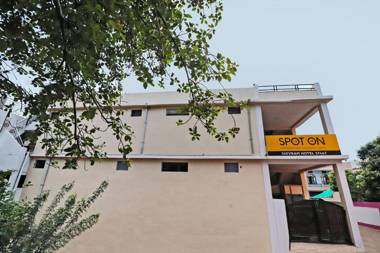 SPOT ON 37467 Shivram Hotel