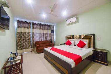 OYO 10566 Hotel Shanti Guest House