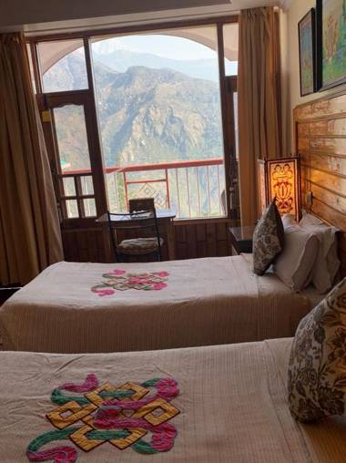 Auspiscious Him View Hotel