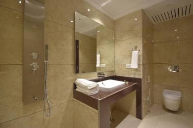 Grand Him Queen Hot and Cold Rooms