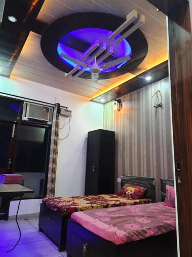 Urban homestay-camping swimming poolwood cottage