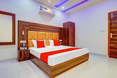 OYO 79374 Hotel The Crown