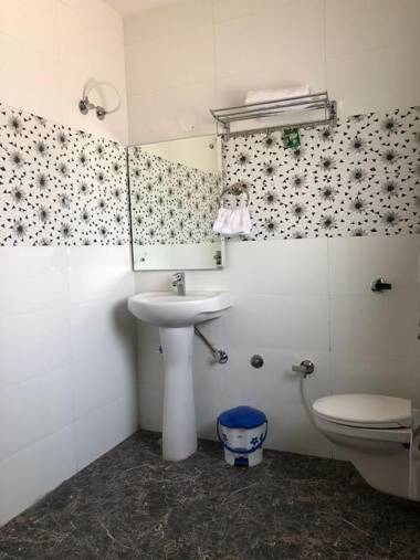 Hotel Wisteria -Main Highway Hotel