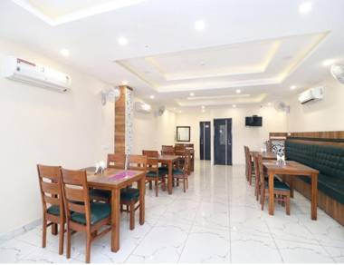 Hotel Wisteria -Main Highway Hotel