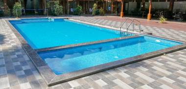 Holiday N Holiday Beach Resort