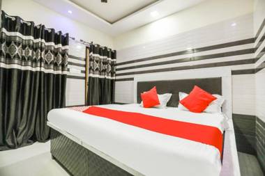 OYO 71693 Starlight Hotel