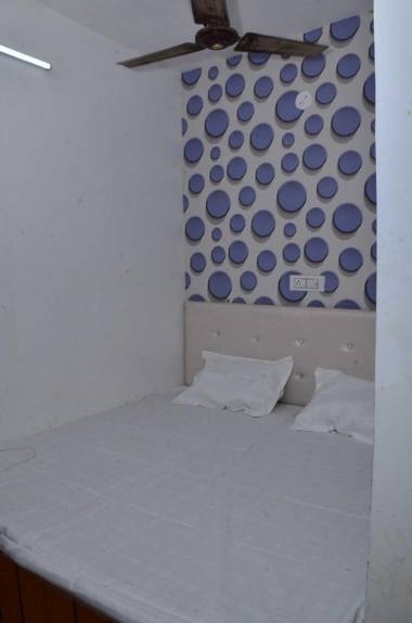 OYO 90093 Lally Empire