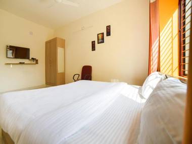 OYO 77663 Shining Crystal near Airport