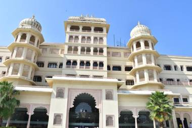 Shree Vallabh Vilas Lords Plaza