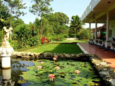 Grand Oak by Olive Stay