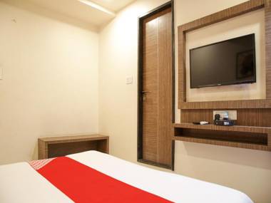 OYO 77228 Hgc Comfort Room's