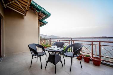 The Wayfarers Cottage 3bhk with breathtaking mountain view by Roamhome