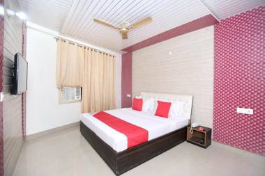 OYO 13368 Hotel Gold Star