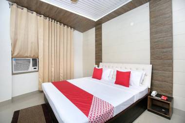 OYO 13368 Hotel Gold Star