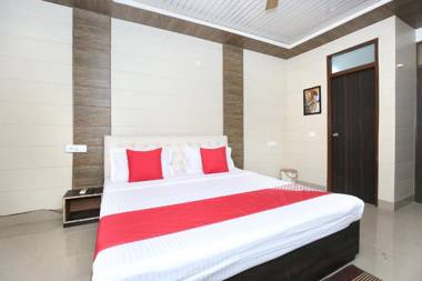 OYO 13368 Hotel Gold Star