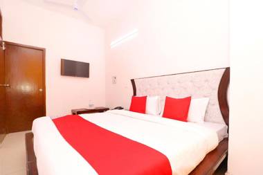 OYO 30900 Roadstar Hotel