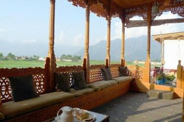 Independent Goonapalace Group of Houseboats