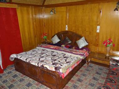 Independent Goonapalace Group of Houseboats