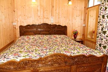 White House Group Of Houseboats