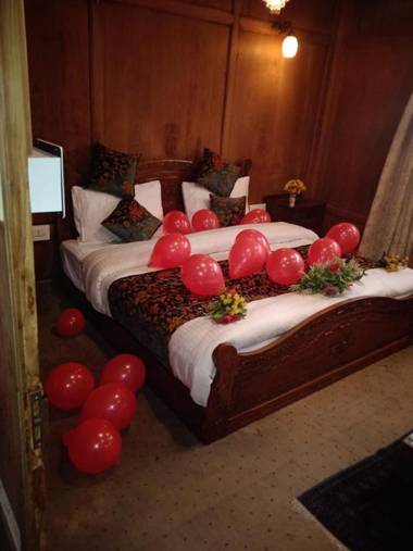 Nazneen Group Of Houseboats