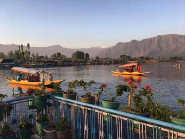 Young Beauty Star Houseboat