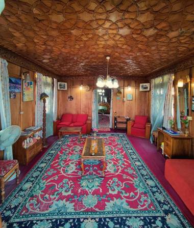 Shiraz Deluxe Houseboat