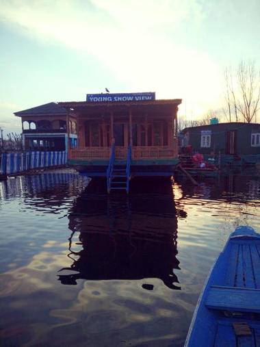 Houseboat Young Snow View Front Line Dal Lake