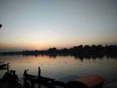 Houseboat Young Snow View Front Line Dal Lake