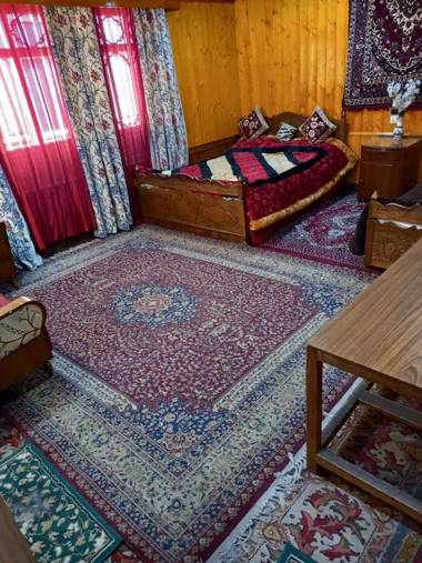 DULCE DOMUM GROUP OF HOUSEBOATS