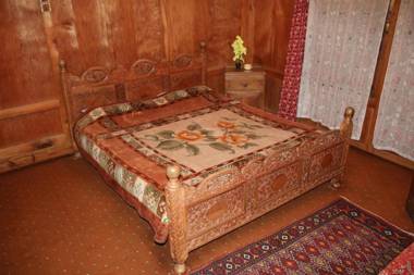 Houseboat Young Manhattan