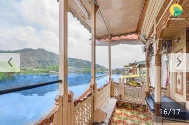 New minar group of houseboats