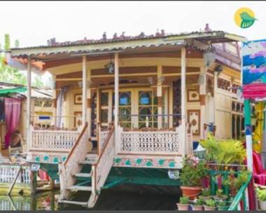 New minar group of houseboats