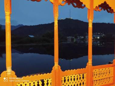 Houseboat New Jahangir And Morning Car