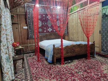 Houseboat Young Balmoral Castle