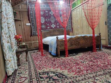 Houseboat Young Balmoral Castle