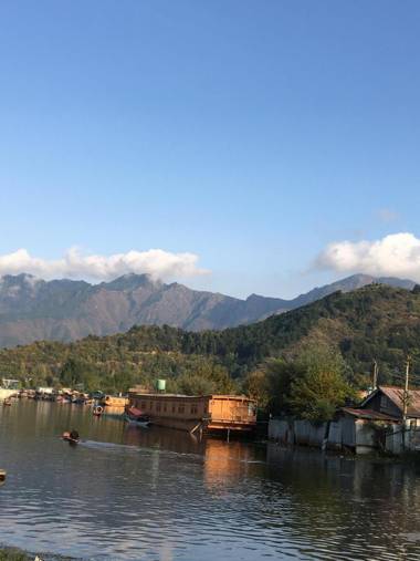 Houseboat London House