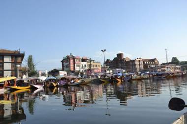 Sun n Shade Guest House