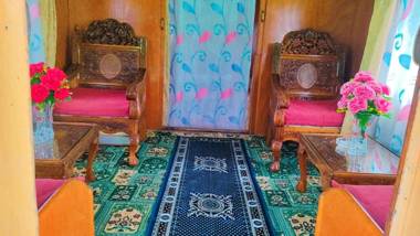 Houseboat young wild Rose