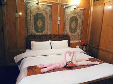 Himalayan Heritage group of houseboats