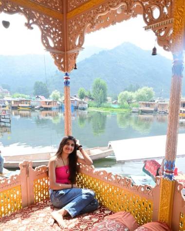 EXOTIC YOUNG SHREEN HOUSEBOAT