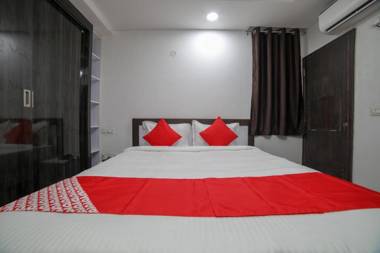 OYO 40205 Silver Apartments