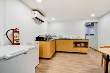 OYO Townhouse 592 Century Hotel