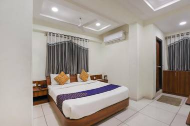 SPOT ON 17252 Hotel Everest