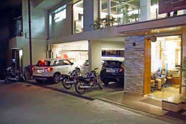 Sri Sri Executive Lodging & Hotel Kolhapur